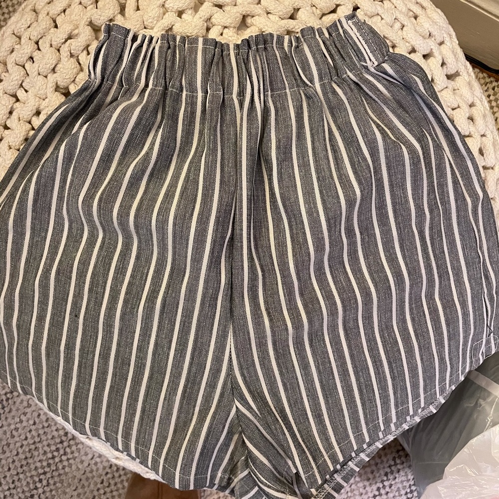 grey shorts